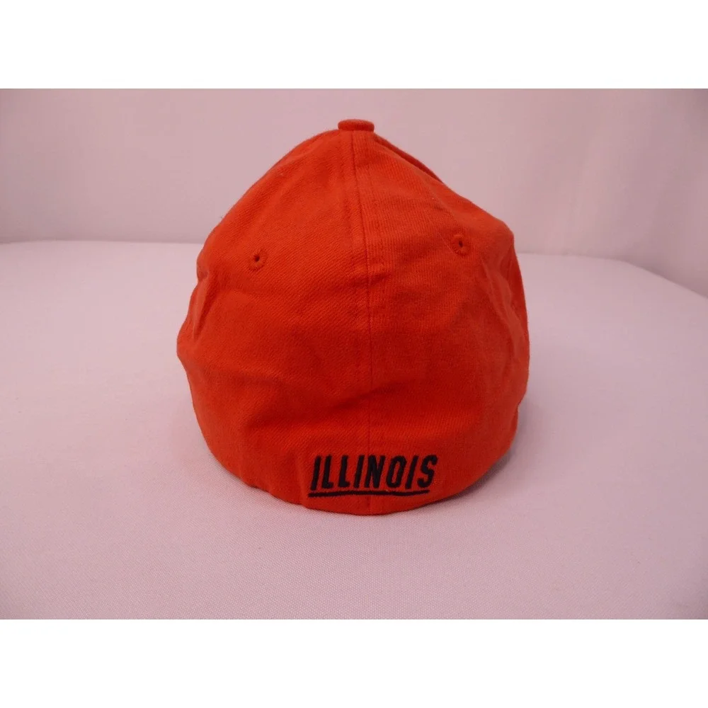 Nike Team Swooshflex University of Illinois Urbana-Champaign Fitted Hat CAP OSFM